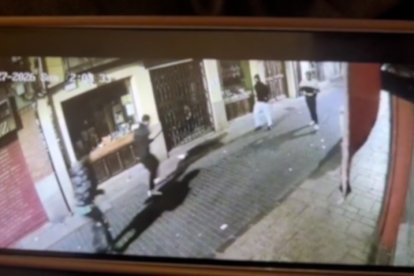 Un joven portando un machete durante la pelea que tuvo lugar este pasado domingo en el Barrio Húmedo.