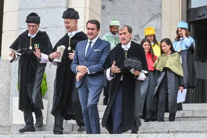 El consejero, Suárez-Quñones, y el rector de la Universidad Isabel I.