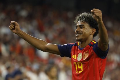 Yamal celebra tras marcar el 3-1 en el partido de la Liga de Naciones que España y Croacia disputaron en el Sánchez-Pizjuán.