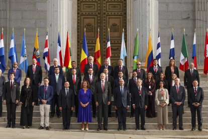 El rey Felipe VI, el ministro español de Asuntos Exteriores, Unión Europea y Cooperación, José Manuel Albares (4i), los presidentes del Congreso, Francina Armengol (5d), y del Senado, Pedro Rollán (5d), y el secretario general iberoamericano, Andrés Allamand (4d), posan este jueves en la escalinata de la Cámara Baja española para la foto de familia del XII Foro Parlamentario Iberoamericano que.
