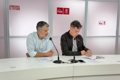 El alcalde de San Emiliano, David Marcello, junto al procurador socialista, mario Rivas, este jueves en la sede del PSOE.