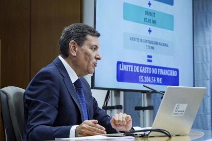 Carlos Fernández Carriedo durante la rueda de prensa del Consejo de Gobierno.
