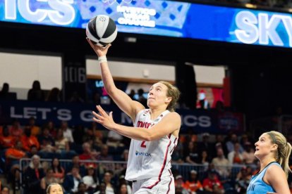 Alicia Flórez lanza a canasta en un partido de la WNBA.