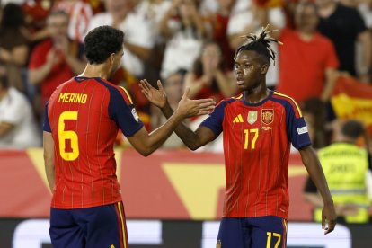 Nico es felicitado por Merino tras su gol a Croacia.