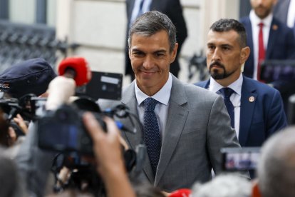 El presidente del Gobierno, Pedro Sánchez, llega al Congreso de los Diputados para el pleno en el que se debate y vota los decretos de vivienda del Gobierno, este viernes. EFE/J.J. Guillén.