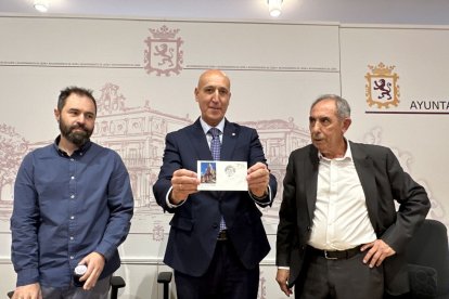 Diez presentó el conjunto acompañado por representantes del Grupo Filatélico Leonés y Correos.