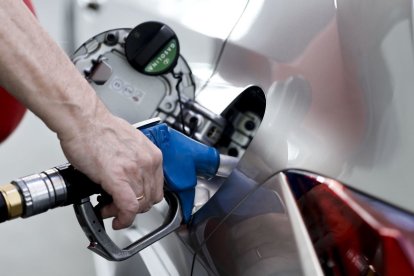 Un hombre reposta en una gasolinera.
