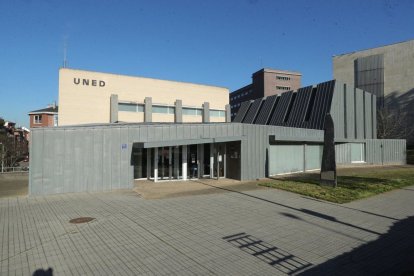 Imagen del exterior de la Uned en Ponferrada.