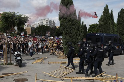 Colectivos por el derecho a la vivienda se manifiestan en protesta por los especuladores y rentistas, ante los precios "imposibles" en compra y alquiler, los desahucios, la infravivienda y el sinhogarismo, en una marcha reivindicativa que tiene previsto finalizar ante la cita inmobiliaria e inversora Valencia Real Estate Summit 2026. EFE/ Kai Forsterling