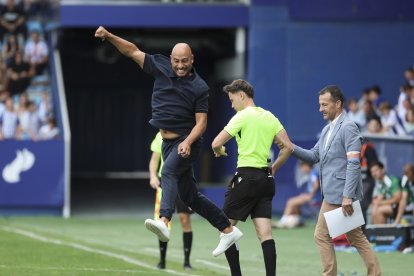 El entrenador Nafti bota de alegría tras la consecución de la victoria contra el difícil Mirandés.