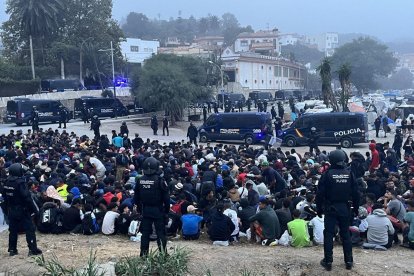 Los agentes han trasladado a una parte del campamento.