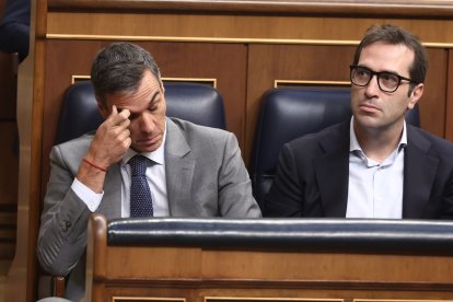 El presidente del Gobierno, Pedro Sánchez, y el vicepresidente primero y ministro de Economía, Empresa y Comercio, Carlos Cuerpo durante una sesión plenaria, en el Congreso de los Diputados, a 2 de octubre de 2026, en Madrid (España).