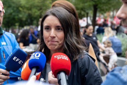 La secretaria política de Podemos y eurodiputada, Irene Montero, atiende a los medios durante la manifestación para exigir una reducción del precio de los alquileres de la vivienda, a 3 de octubre de 2026, en Madrid (España). El Sindicato de Inquilinas ha.