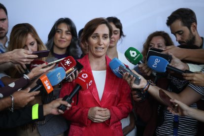 La ministra de Sanidad, Mónica García, atiende a los medios. Archivo. 