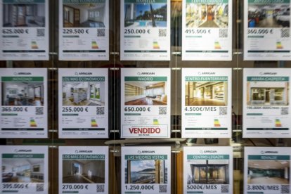Vista del escaparate de una inmobiliaria en San Sebastián. JAVIER ETXEZARRETA