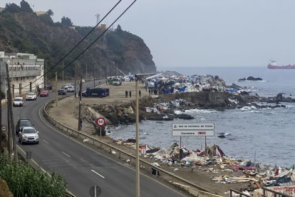 Situación de la playa del Trampolín y su entorno tras ser desalojados los migrantes.
