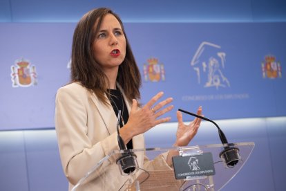 La secretaria general de Podemos, Ione Belarra, durante una rueda de prensa, en el Congreso de los Diputados, a 6 de octubre de 2026, en Madrid (España).