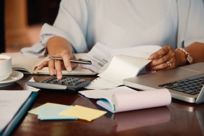 Un autónomo facturando.