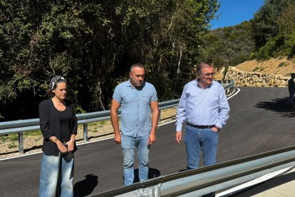 El vicepresidente de la Diputación de León, Roberto Aller (derecha), ha recibido las obras de la LE-4103 acompañado por el vicepresidente para el Bierzo, Luis Alberto Arias, y la alcaldesa de Vega de Valcarce, Alba Rodríguez.
