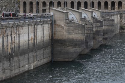 Vista del embalse del río Porma, a 28 de abril de 2023, en León, Castilla y León (España).