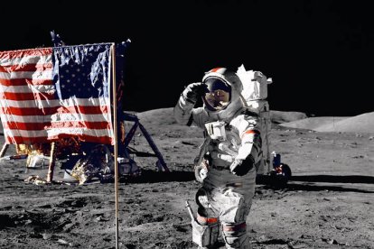 Fotografía cedida por la NASA tomada desde el interior de la nave espacial por el astronauta Harrison H. Schmitt el 13 de diciembre de 1972 donde aparece el comandante de la misión de aterrizaje lunar del Apolo 17