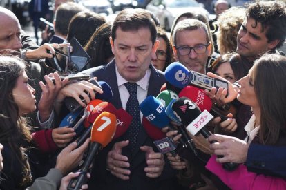 El presidente de la Junta de Castilla y León, Alfonso Fernández Mañueco a su llegada a la Junta Directiva Nacional del Partido Popular celebrada este jueves en la sede del partido