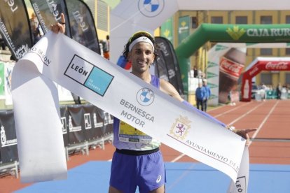 Jorge Blanco se impuso en la última media maratón de León con un récord de 1h04:17.