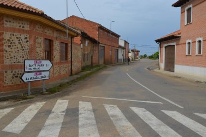 La carretera LE 6523, a su paso por Bercianos del Páramo, en una imagen de archivo.