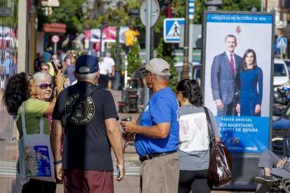 Vista de unos carteles que anuncia la visita de los reyes a la ciudad el próximo 14 de octubre. El primer viaje oficial de los reyes Felipe VI y Letizia a Melilla el próximo 14 de octubre incluirá sendas visitas al Palacio de la Asamblea y a un colegio de la ciudad autónoma, y concluirá con un encuentro con la sociedad melillense por la tarde.