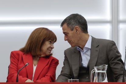 Pedro Sánchez, conversa con la presidenta de la Comisión Ejecutiva Federal (CEF), Cristina Narbona, durante la reunión de la CEF este lunes en la sede federal del PSOE