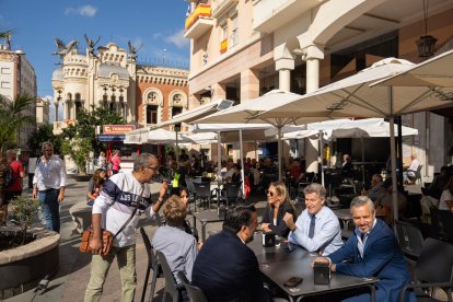 El presidente del Partido Popular, Alberto Núñez Feijóo, (2d) durante su visita este miércoles a la ciudad autónoma de Ceuta..
