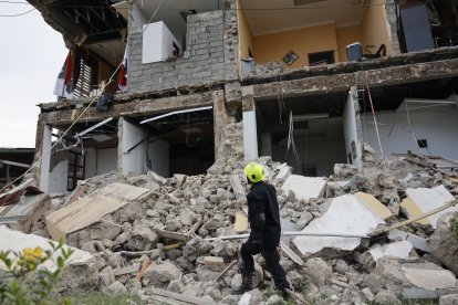 Un socorrista observa una edificación afectada por el terremoto de magnitud 7,7 que sacudió el sureste de Panamá