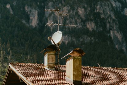 El acceso por satélite ofrece una alternativa en zonas rurales con conectividad terrestre insuficiente. Imagen de recurso