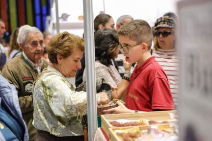 Cocina en vivo y talleres para todas las edades forman parte de la feria que vuelve a ser el atractivo del puente en León.