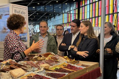 Ester Muñoz, junto a Suárez-Quiñones, encabezó la comitiva popular en la visita a la Feria de Productos de León