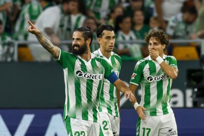 El Betis celebra uno de sus cinco goles frente a Osasuna.