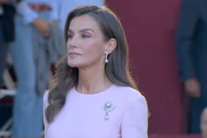 La Reina recupera un broche histórico de perlas y diamantes para acompañar su vestido rosa.