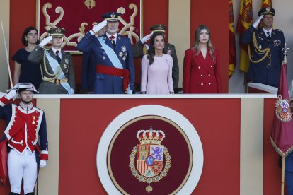 La princesa Leonor, el rey Felipe VI, la reina Letizia, y la infanta Sofía presiden el tradicional desfile militar por las calles del centro de Madrid en el que participan casi 4.400 militares, 144 vehículos, 39 motos, 50 aviones y 32 helicópteros, este lunes Día de la Fiesta Nacional.-
