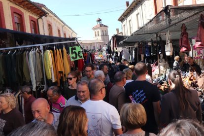 Las calles de Boñar se llenaron de puestos y de un río de personas que buscaban las mejores ofertas y «Chollos».