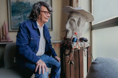 Eduardo Aguirre, ante su imaginario detector de falsos cervantistas.