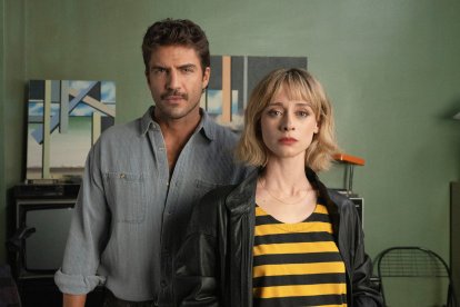 Maxi Iglesias y Elena Rivera en la fotografía oficial de la nueva serie