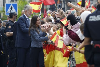 CEUTA, 13/10/2026.- El rey Felipe VI (d) y la reina Letizia (i) saludan desde el balcón del Ayuntamiento a su llegada a Ceuta, este martes. Los reyes han aterrizado este martes en el helipuerto de Ceuta donde a las 12:30 comenzarán su agenda de actos de esta visita histórica, la primera que realizan a la ciudad, para expresar su apoyo a los ceutíes tras la entrada masiva de migrantes a finales del pasado mes de julio. EFE/Chema Moya