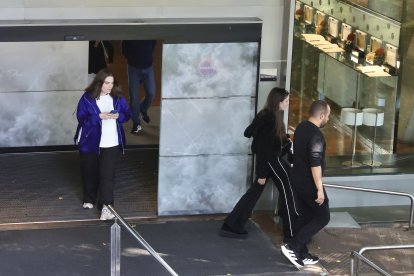 Las hijas de Zapatero acuden al tanatorio a despedir a su abuelo Juan Rodríguez García-Lozano.