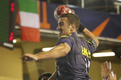 Donlin en un partido durante su etapa en el Ademar.