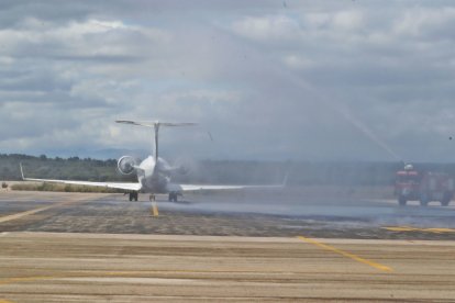 Un avión aterriza en el aeropuerto.
