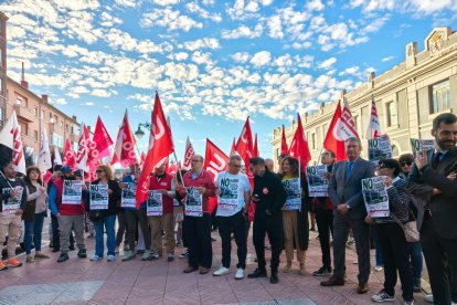 Concentración de los trabajadores de Adif en rechazo al cierre del Centro de Formación de León.