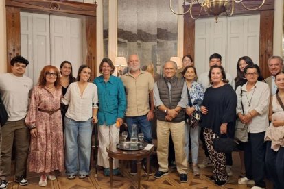María Martín Granizo, quinta por la izquierda, posa con los asistentes al coloquio.