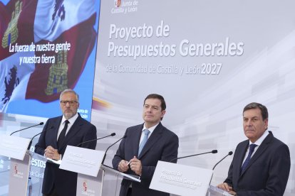 El presidente de la Junta de Castilla y León, Alfonso Fernández Mañueco, acompañado por el vicepresidente primero y consejero de Desregulación, Familia y Ayudas Sociales, Carlos Pollán (i), y el consejero de Economía, Carlos Fernández Carriedo (d), presenta el proyecto de Ley de Presupuestos Generales de la Comunidad para el año 2027.EFE/Nacho Gallego