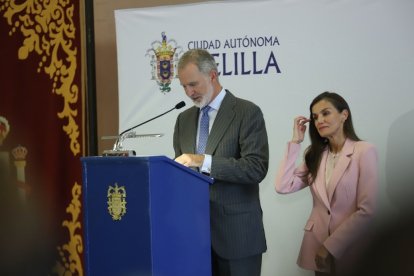 Los Reyes durante el discurso de Felipe Vi en Melilla el 14 de octubre de 2026.