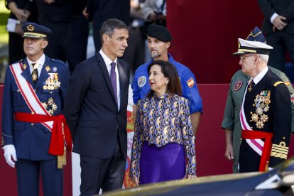 El presidente del Gobierno, Pedro Sánchez, la ministra de Defensa Margarita Robles, y el jefe de Estado Mayor de la Defensa (Jemad), almirante general Teodoro López Calderón, durante el tradicional desfile militar por las calles del centro de Madrid en el que participan casi 4.400 militares, 144 vehículos, 39 motos, 50 aviones y 32 helicópteros, este lunes Día de la Fiesta Nacional.EFE/ Daniel González